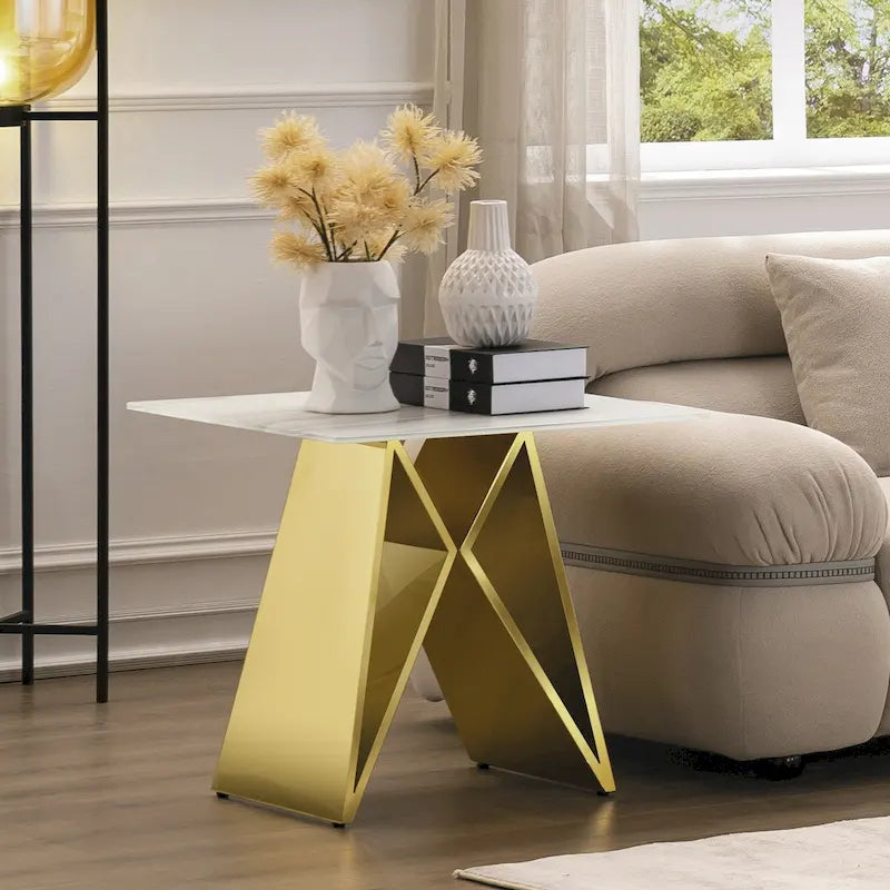 Table d'appoint en verre trempé blanc avec une base miroir en forme de M