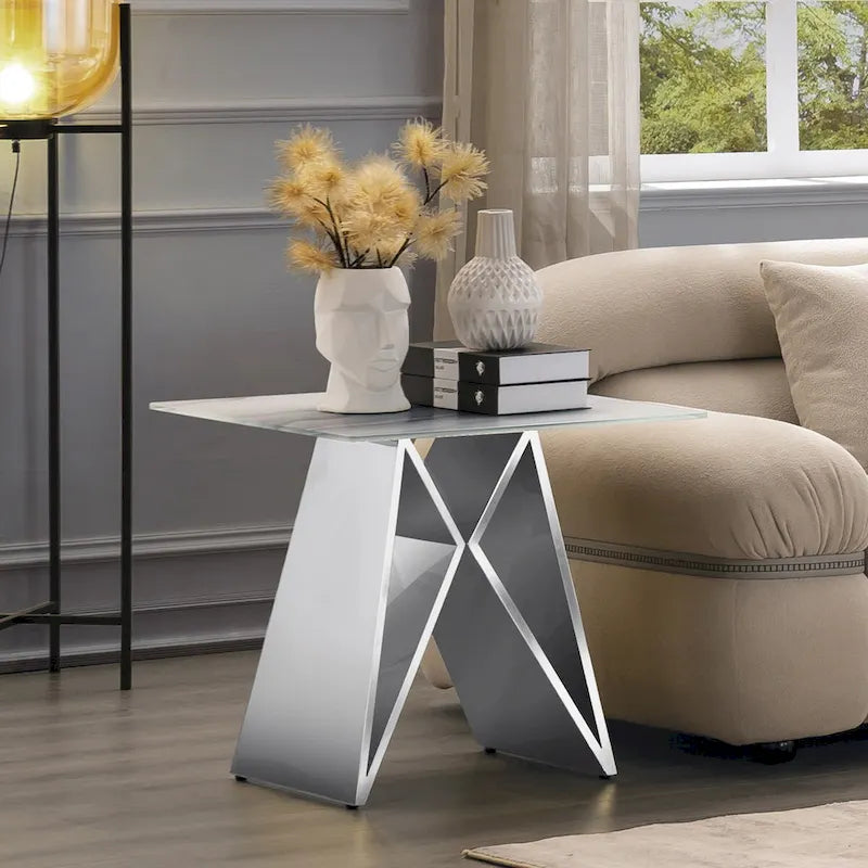 Table d'appoint en verre trempé blanc avec une base miroir en forme de M
