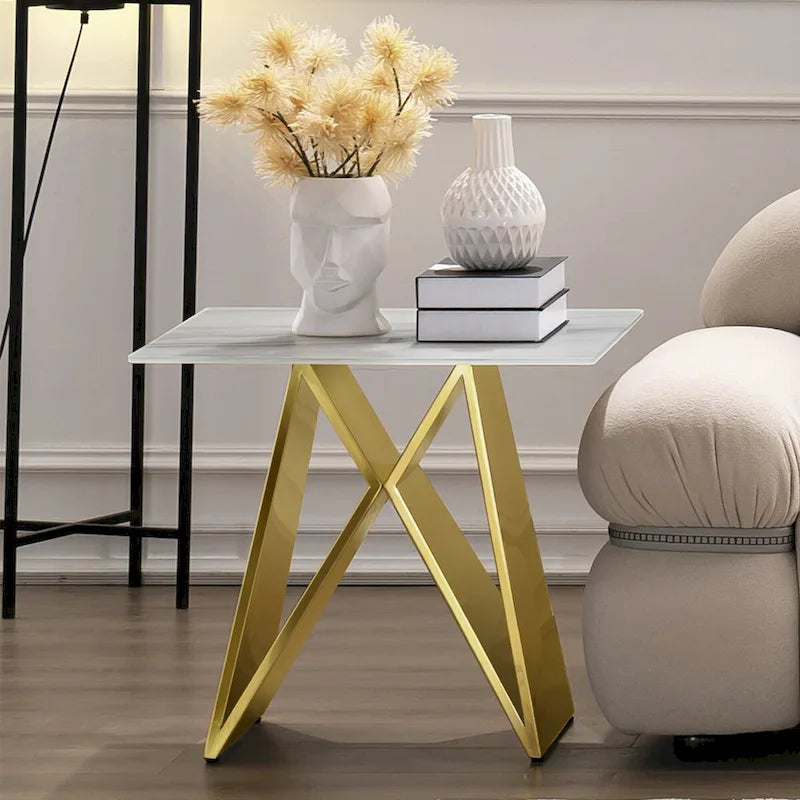 Table d'appoint en verre trempé blanc avec une base miroir en forme de M
