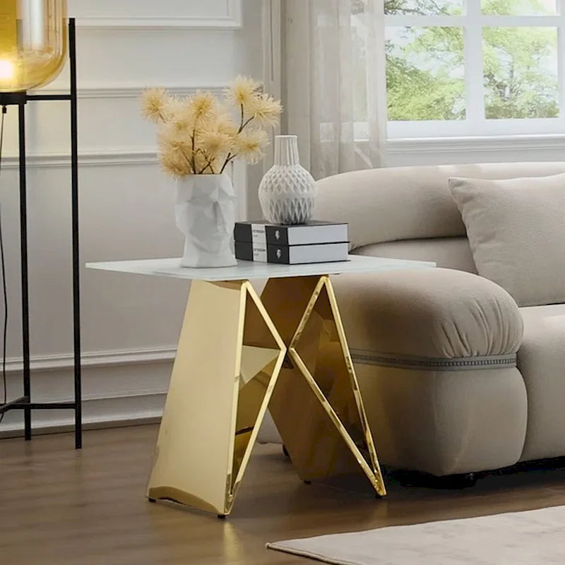 Table d'appoint en verre trempé blanc avec une base miroir en forme de M