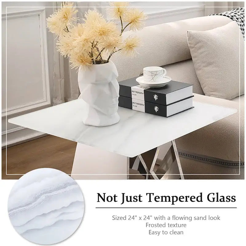 Table d'appoint en verre trempé blanc avec une base miroir en forme de M