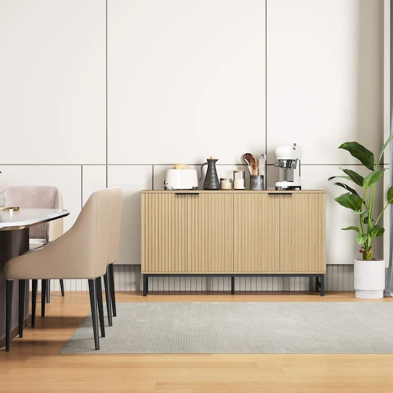 Bahut de cuisine avec portes à motifs ondulés